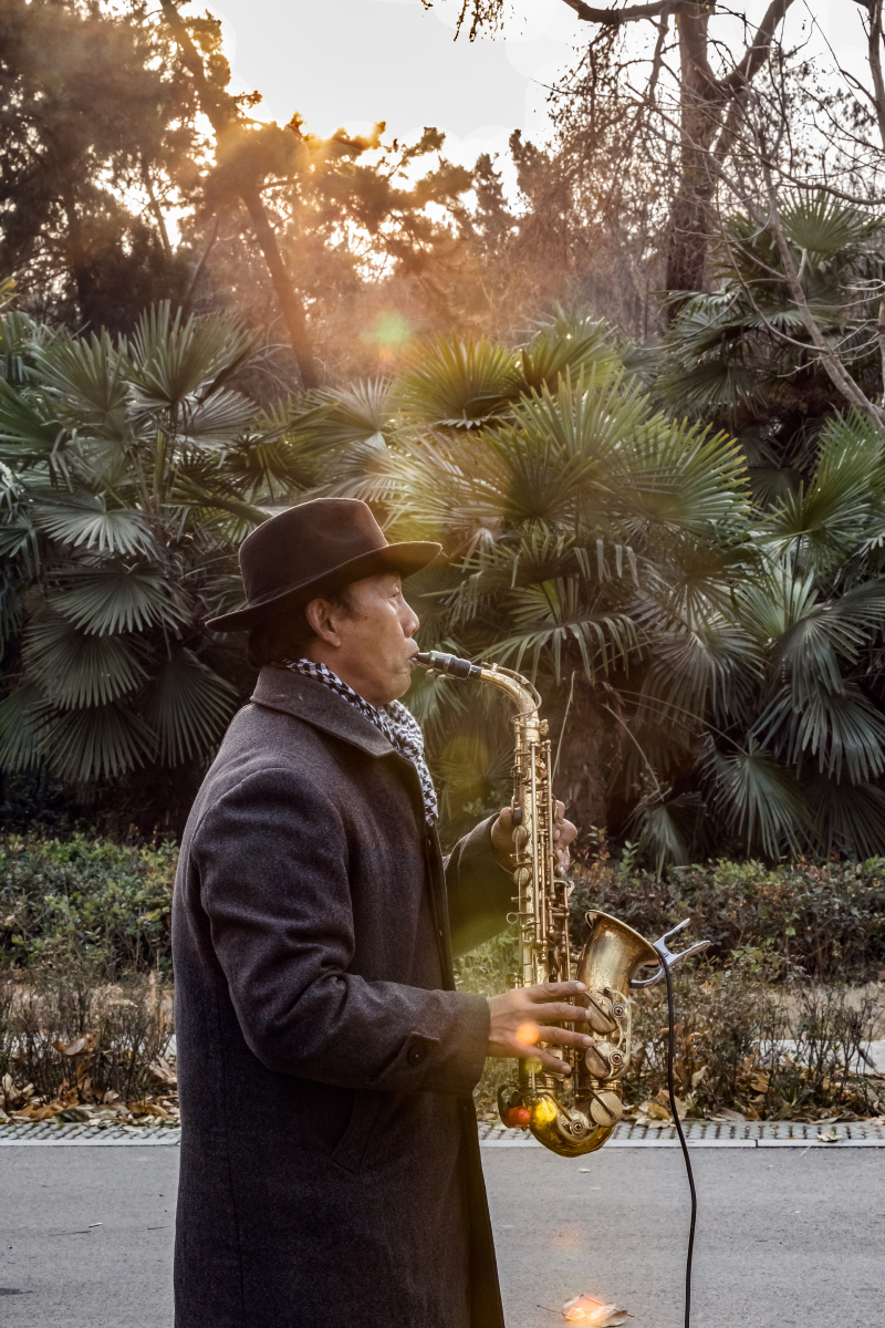 吹萨克斯的艺人