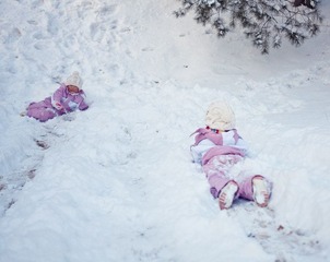 孩子在雪堆中玩耍