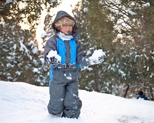 孩子在雪堆中玩耍