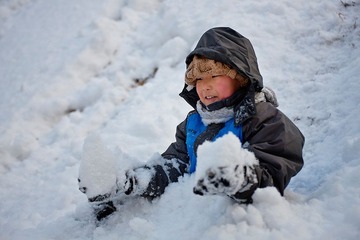 孩子在雪堆中玩耍