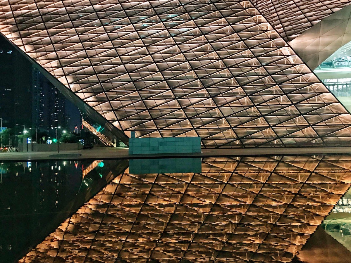 玻璃灯光建筑倒影