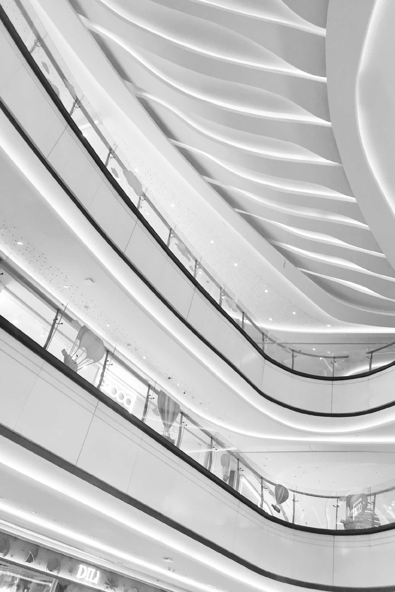商场空间线条美