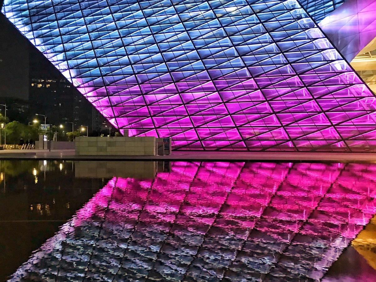 玻璃灯光建筑倒影