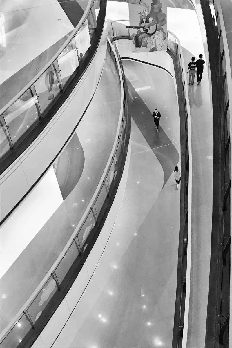 商场空间线条美