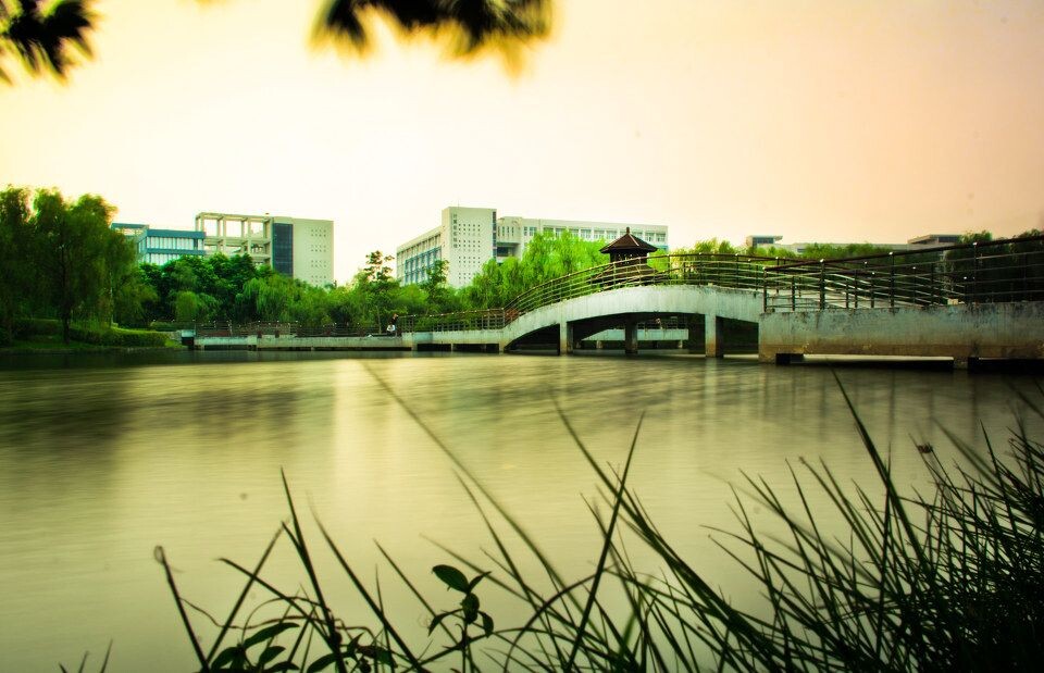 Lake of GZU<br />
ND8+中灰渐变