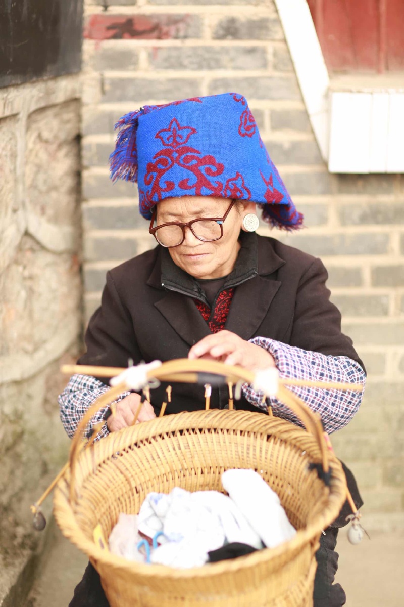 凯老街手工编织的民间艺人