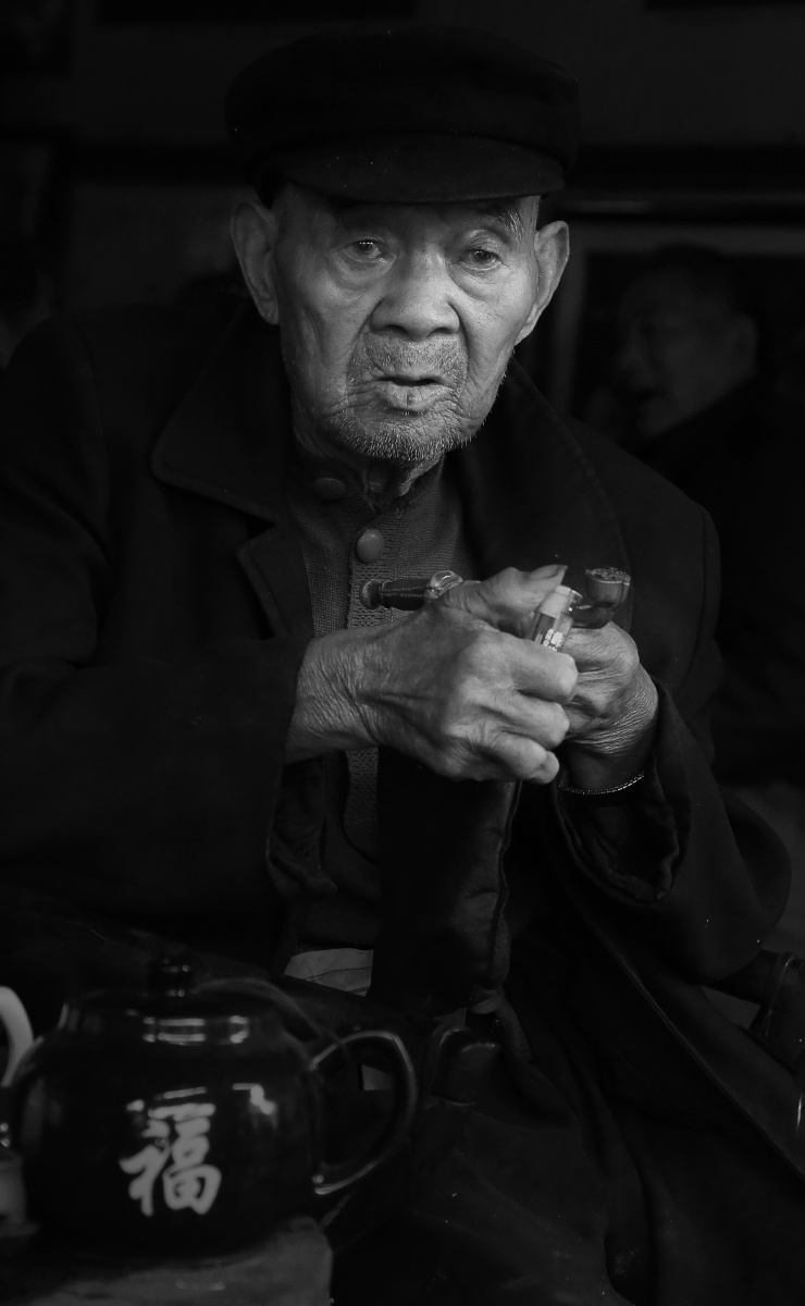 吸旱烟的老人