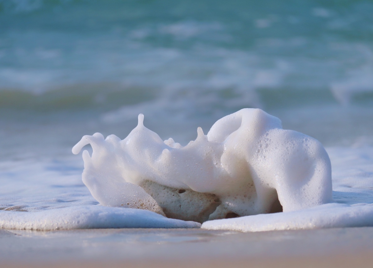 色彩海边沙滩海水海滩海浪泡沫白孩子 18 打开微信,使用"扫一扫"即可