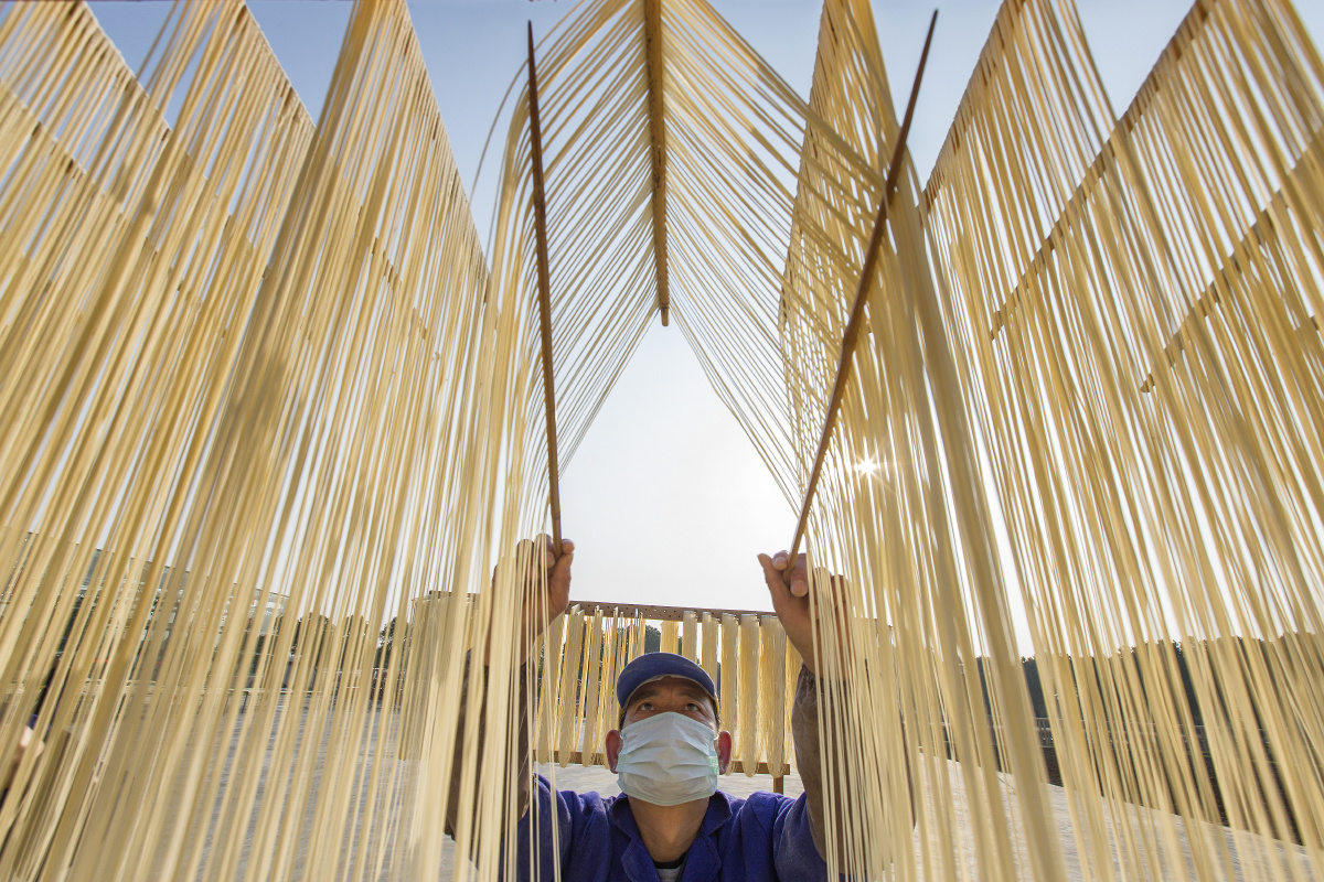 这是在新洲过年时候拍到的,正赶上工厂做过年面条.很有趣.