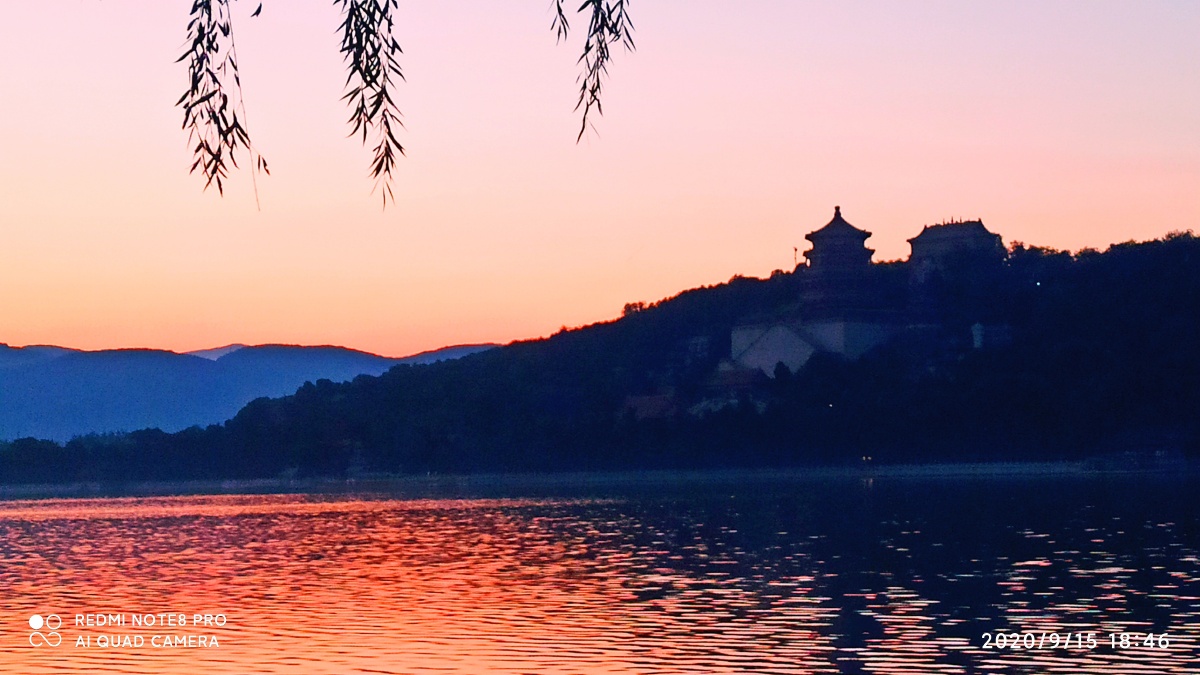 夜幕降临万寿山小米手机拍摄颐和园万寿山风景