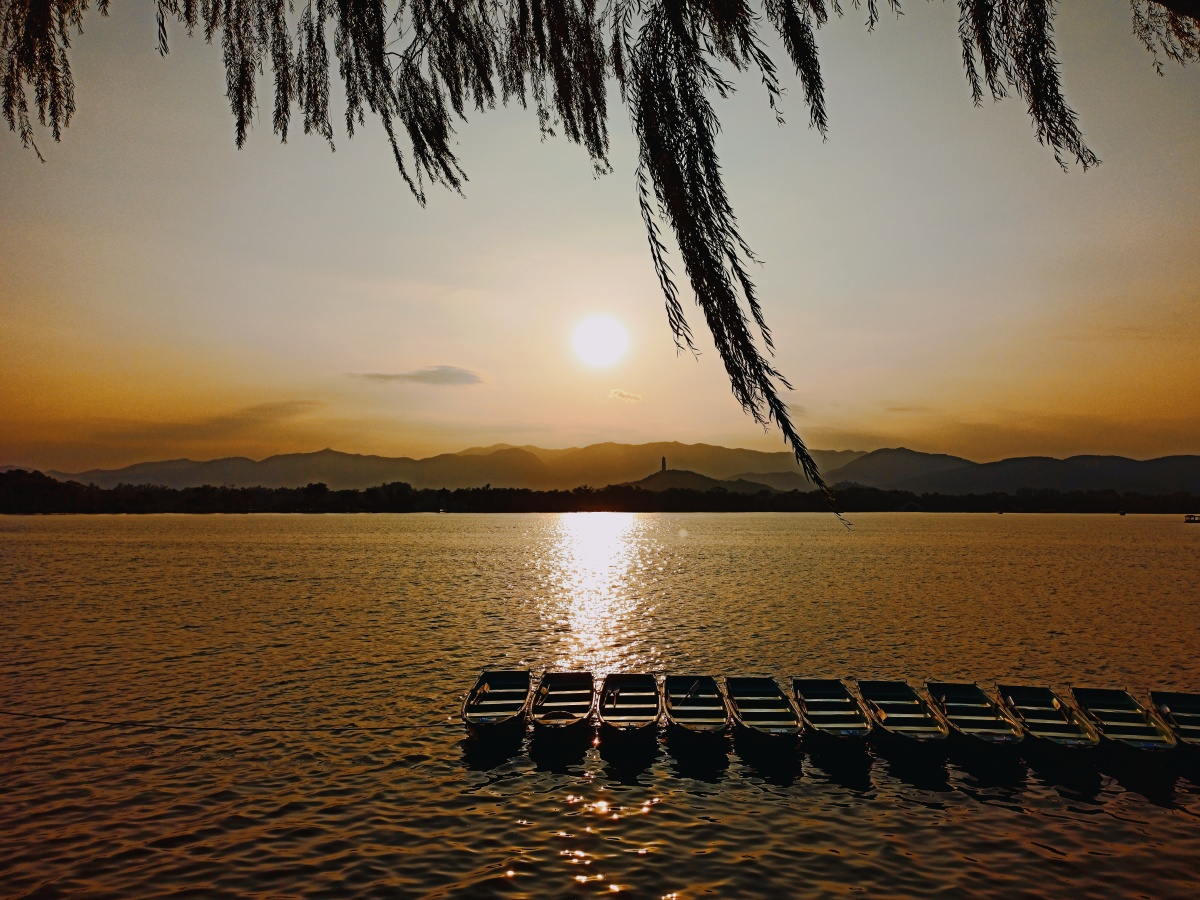 昆明湖上落日余辉