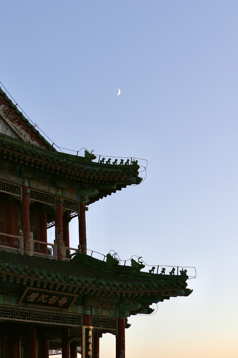 弯弯的月亮与古建筑