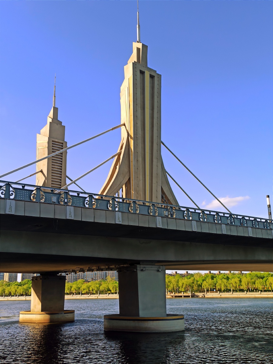 玉带河的桥塔很是壮观像是准备发射的火箭