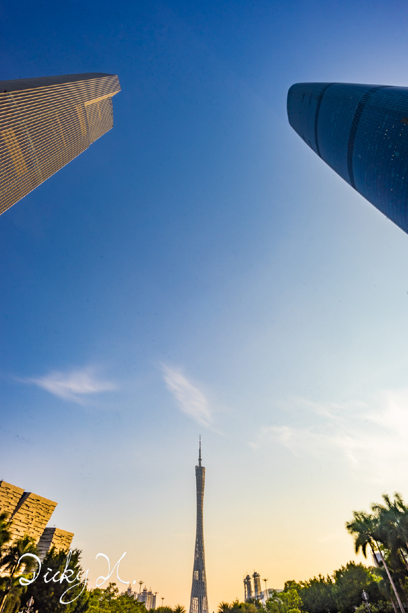 蓝天下的广州塔