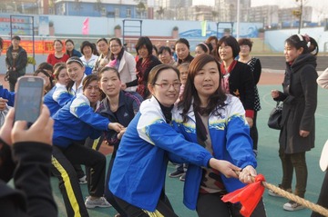 金海岸小学的女老师拔河庆三八.JPG
