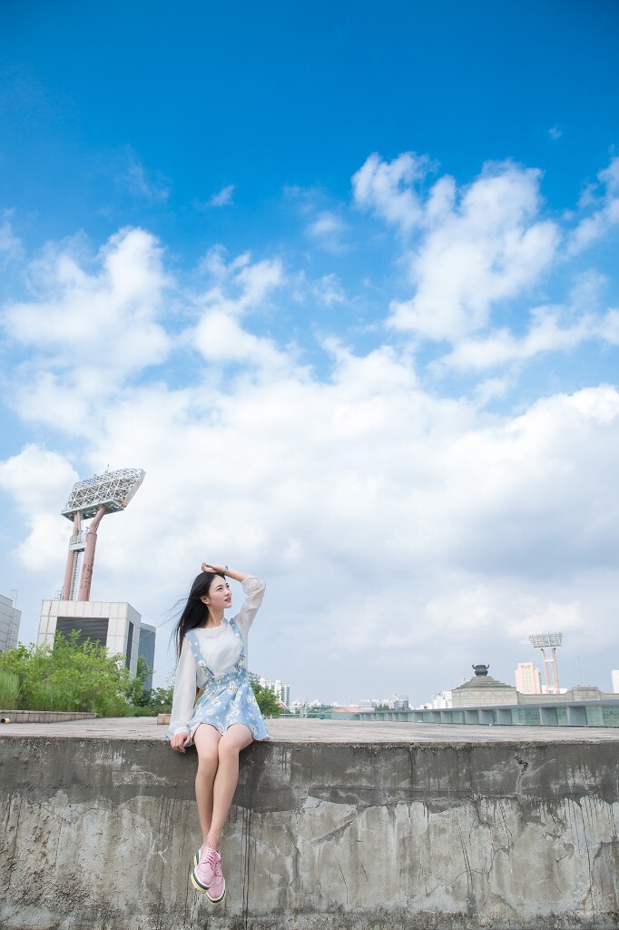蓝天下的美少女