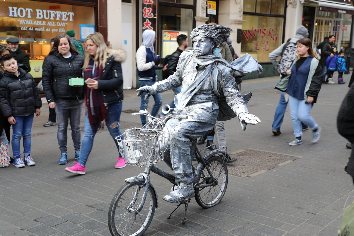 在入口处表演的行为艺术家.2n2yl关注