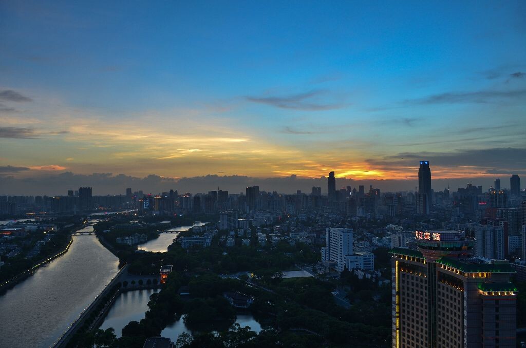 昨日夕阳<br />
华灯初上（这大概是我最满意的一张哎）