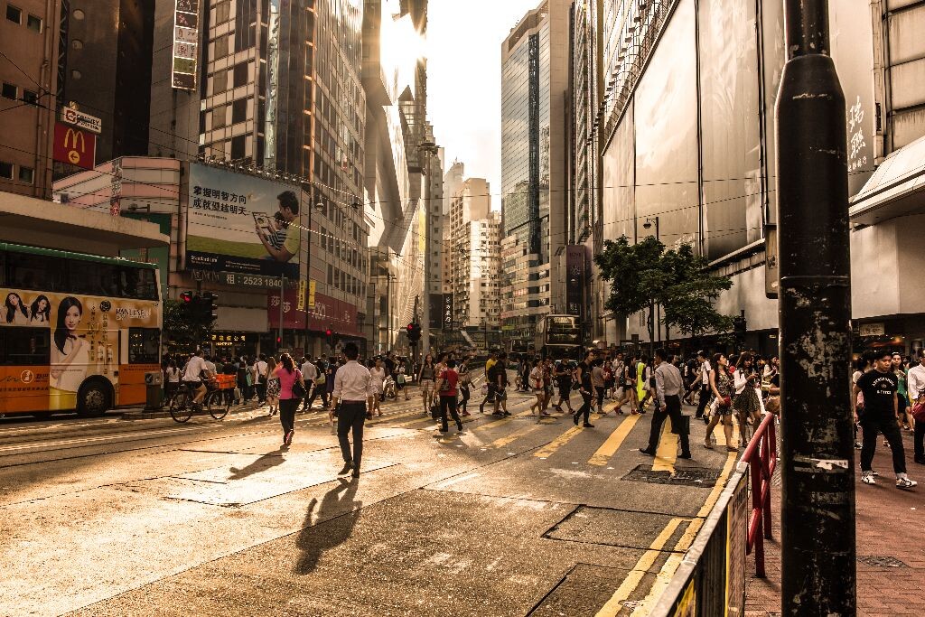 街头<br />
铜锣湾街头， 阴转晴的天气，让人忍不住啪啪啪