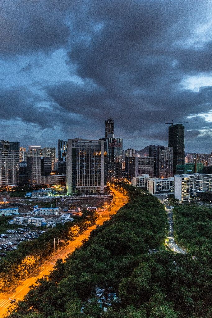 夜色蔓延<br />
july27th 从深大南区宿舍楼看出来