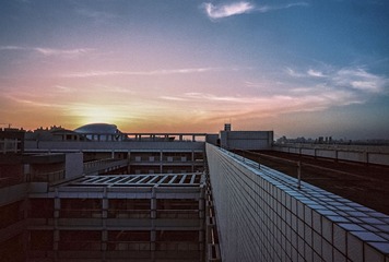 夕阳下的教学楼顶