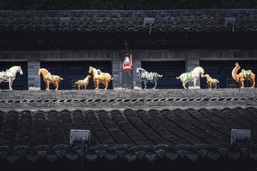 屋脊上的唐三彩