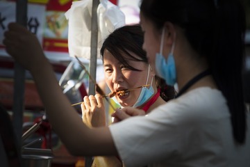 吃烤肉的小摊贩