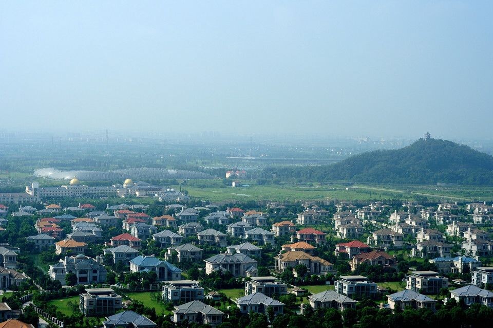 西佘山顶俯览<br />
站在西佘山顶俯览，辰山植物园尽在眼前