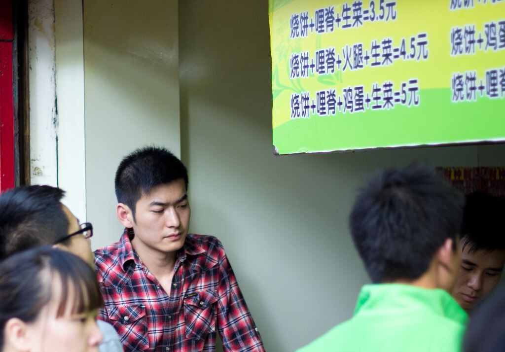 帅哥烧饼<br />
帅哥烧饼那么畅销，是因为他那忧郁的眼神吗？