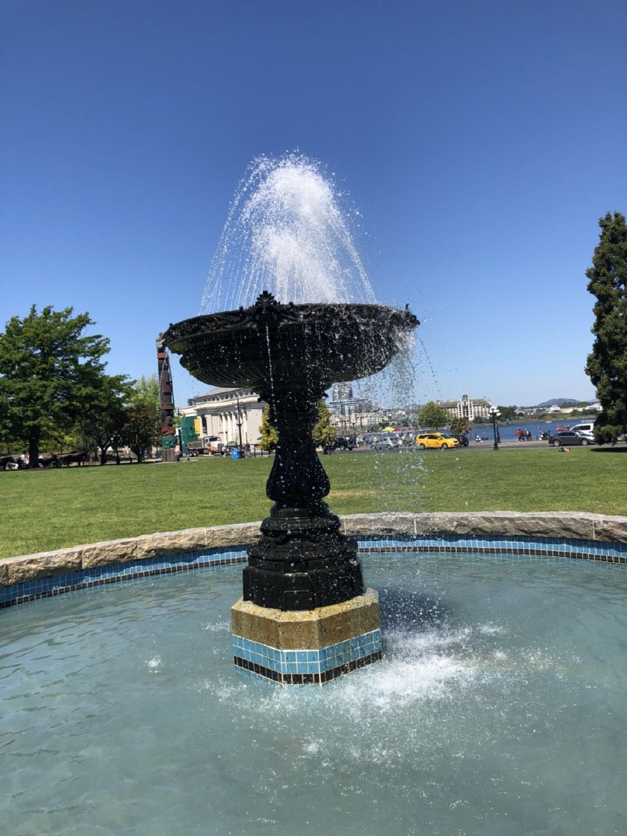 喷泉反射太阳的光芒