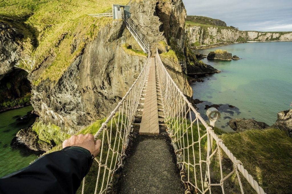卡里克索桥修建在北爱尔兰支离破碎的海岸线的悬崖峭壁间,起初的目的