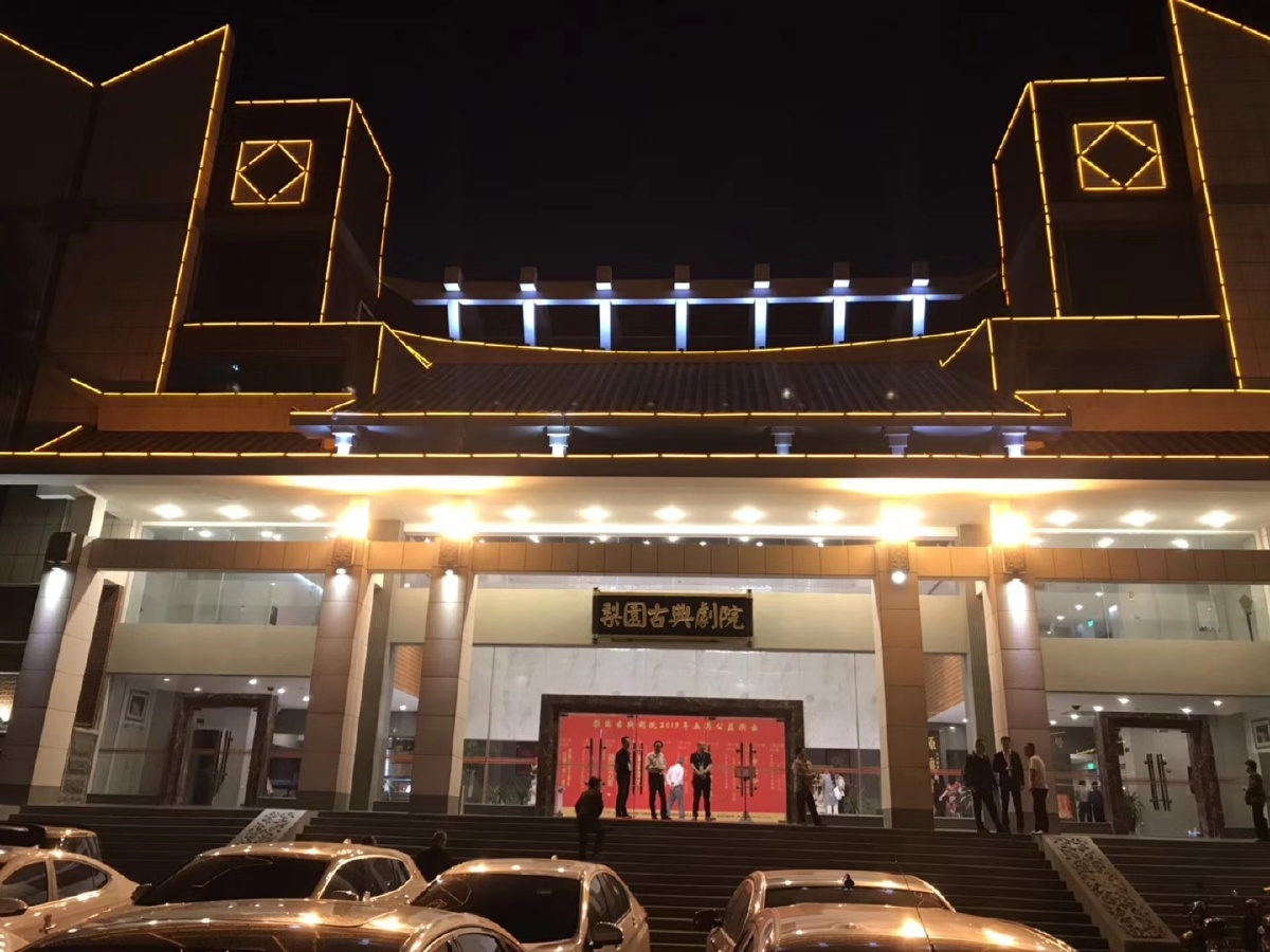 恢弘的戏台演绎古老的故事