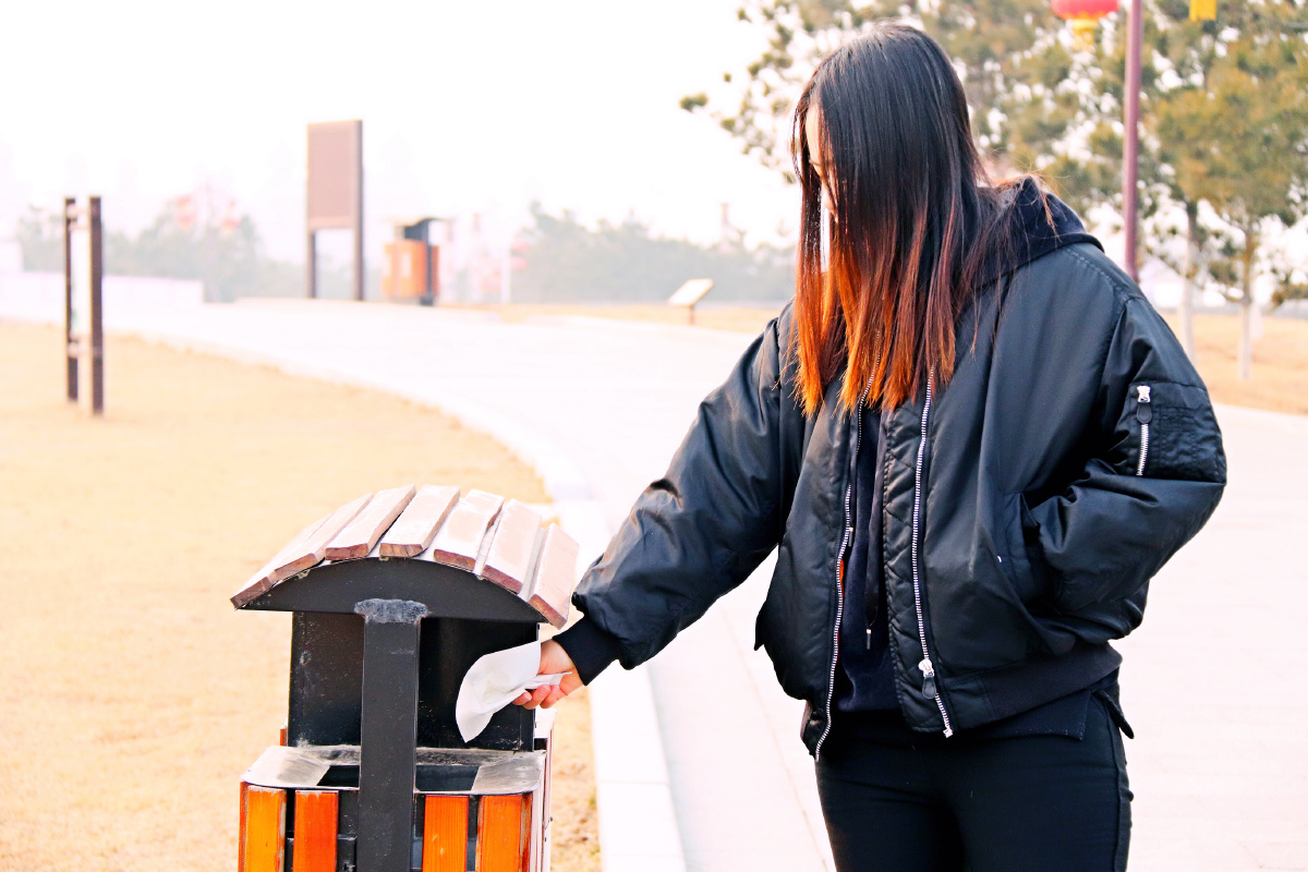 随手扔垃圾的好青年~ ?