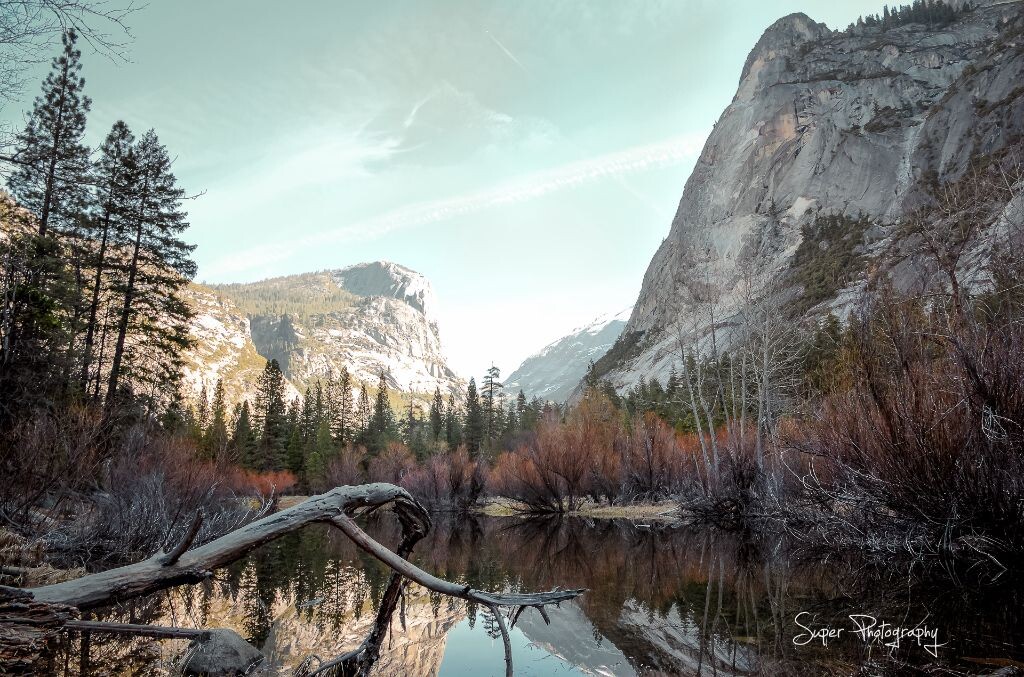 Mirror Lake——Yosemite Valley中最著名的点。当天早上九点左右来,太阳甚至还没照到谷中,阴冷地Hiking了三迈地,难怪一路上甚至碰不到其他游人