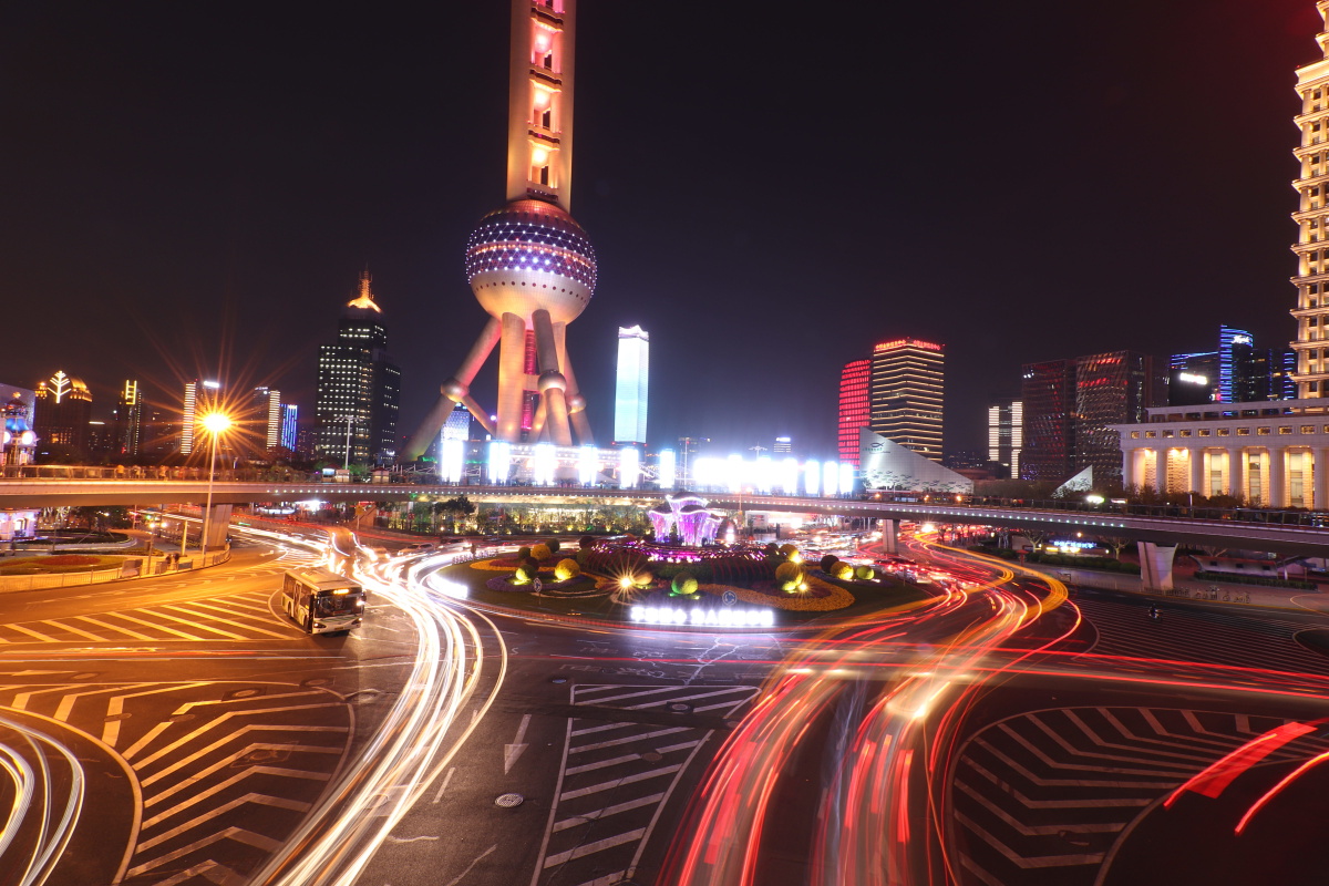 车水马龙的夜上海