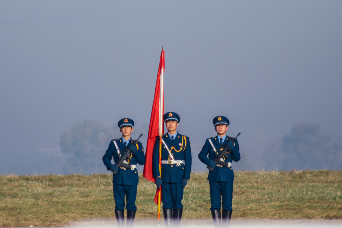 八一军旗肩上扛人民空军为国防