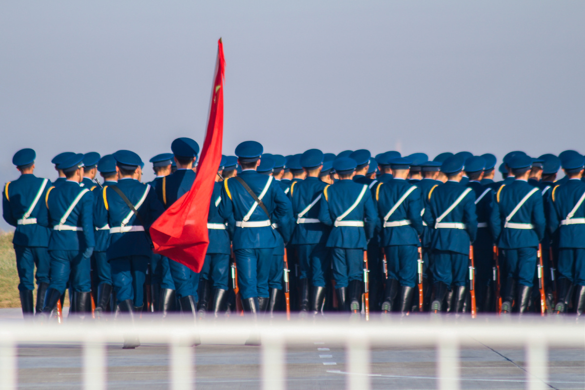 八一军旗肩上扛人民空军为国防