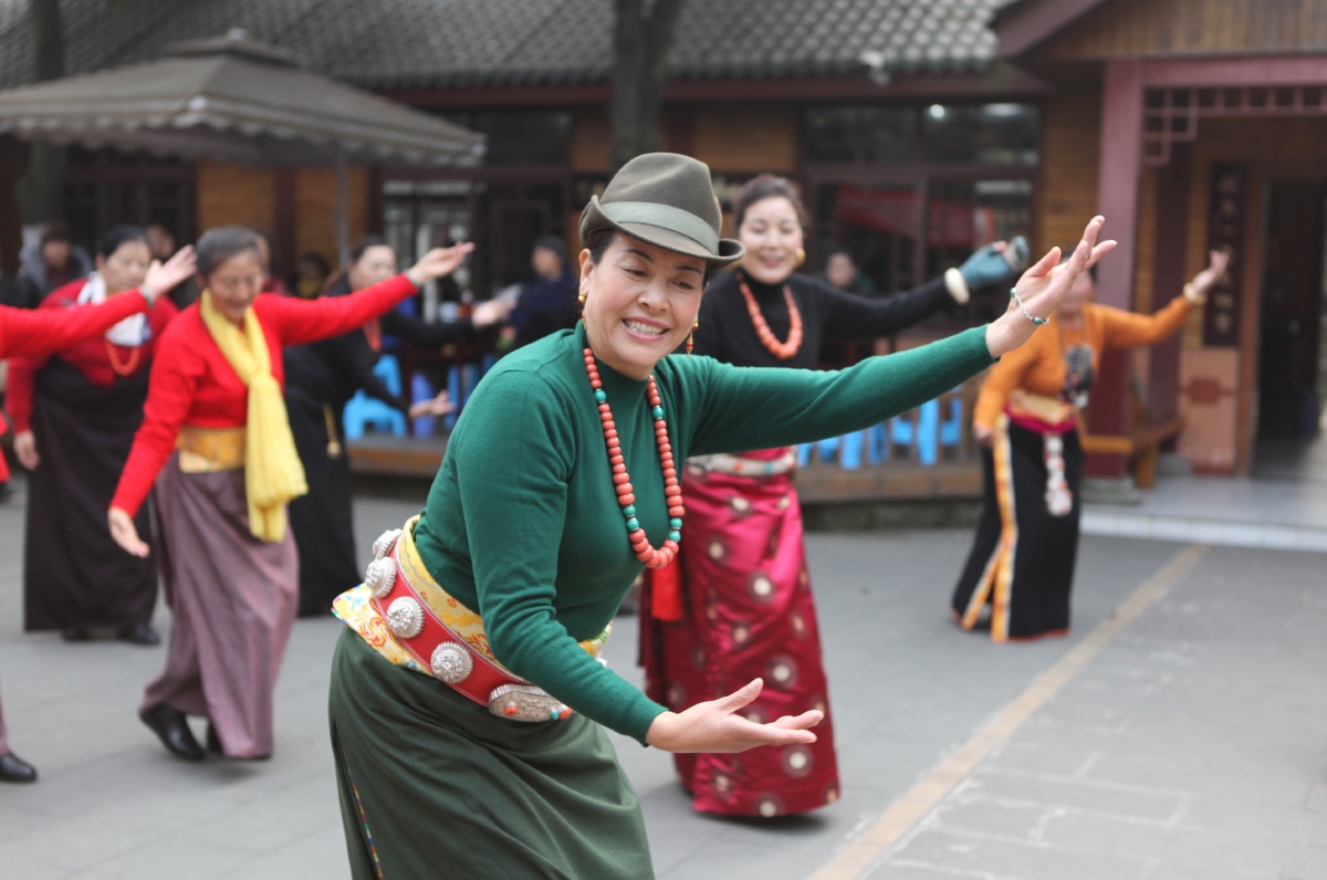 跳起欢快藏舞的人们