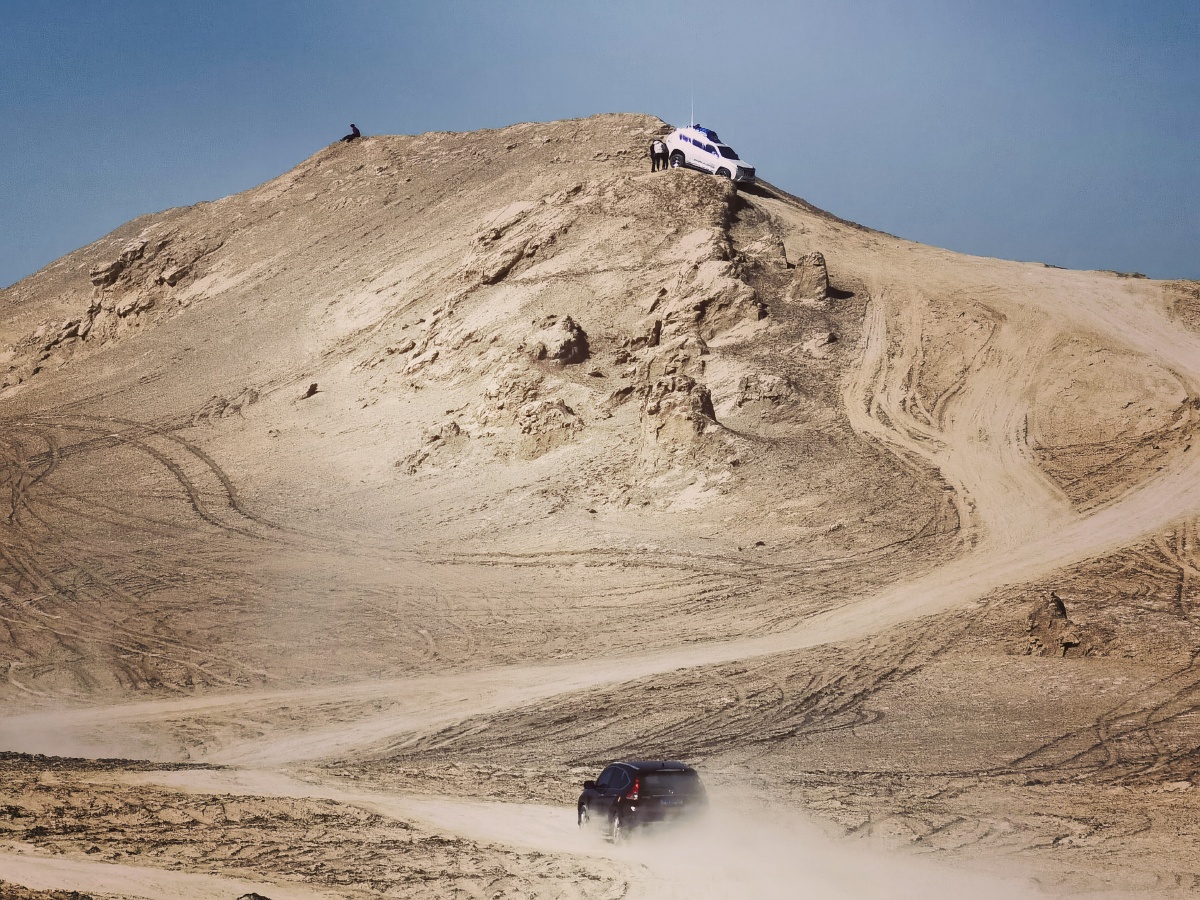茫崖路上的戈壁越野车的天堂