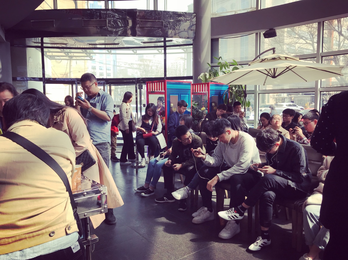 所有人都在玩手机