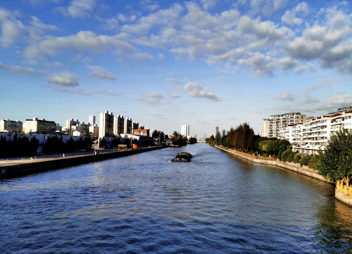 小河浮云上海浦东新区川杨河南段