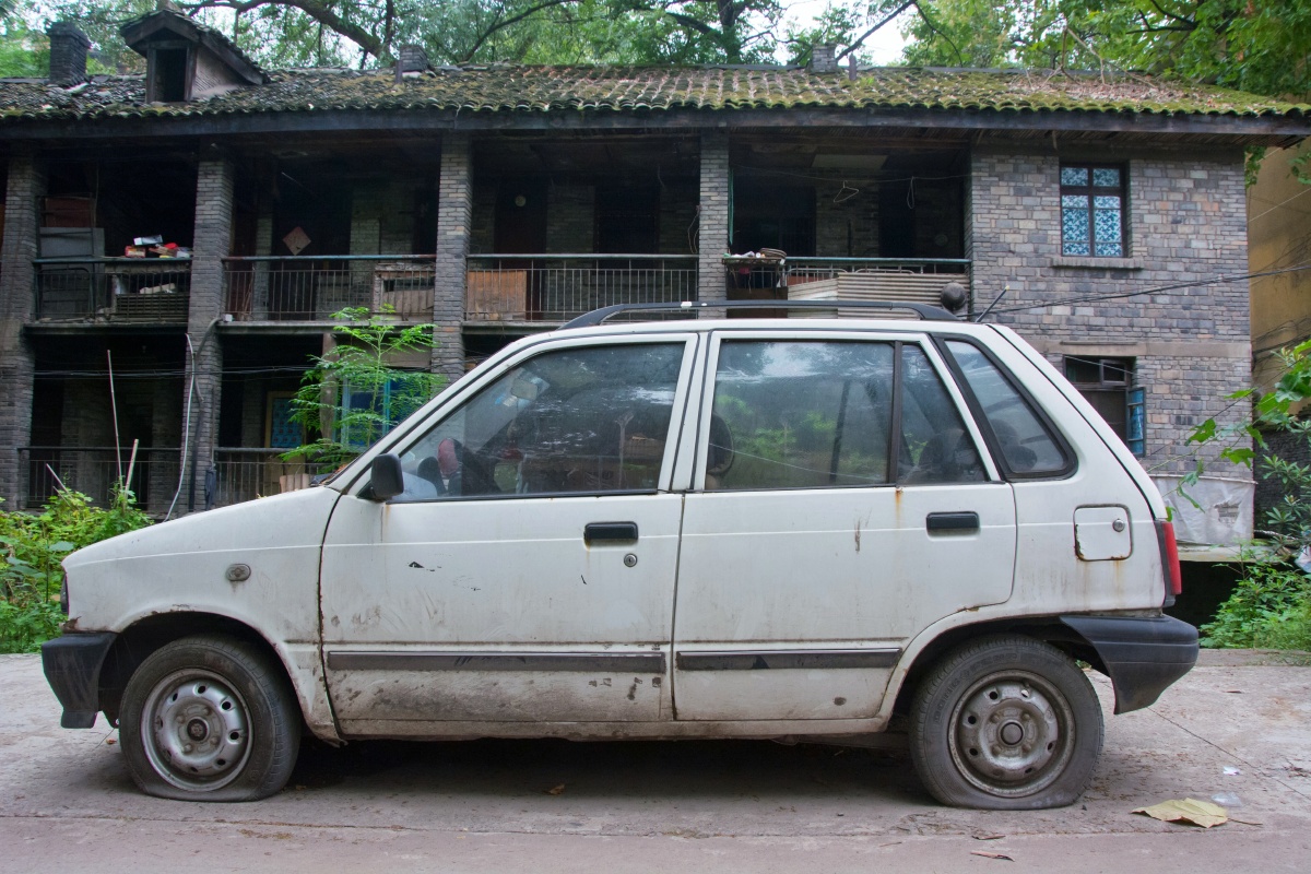 一辆被遗弃的老奥拓