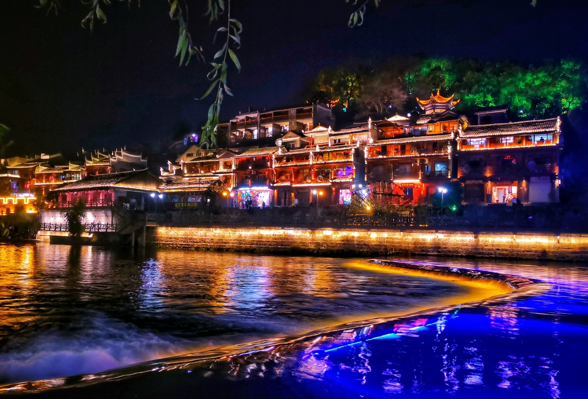 主题:《古城夜色》作者:朱斌器材:huawei mate 10 地点:湖南湘西凤凰