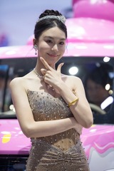 2025上海车展236万粉丝的网红车模7242