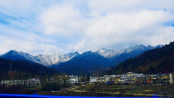 雪山下的新农村