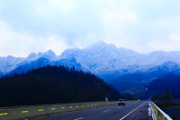 云雾雪山