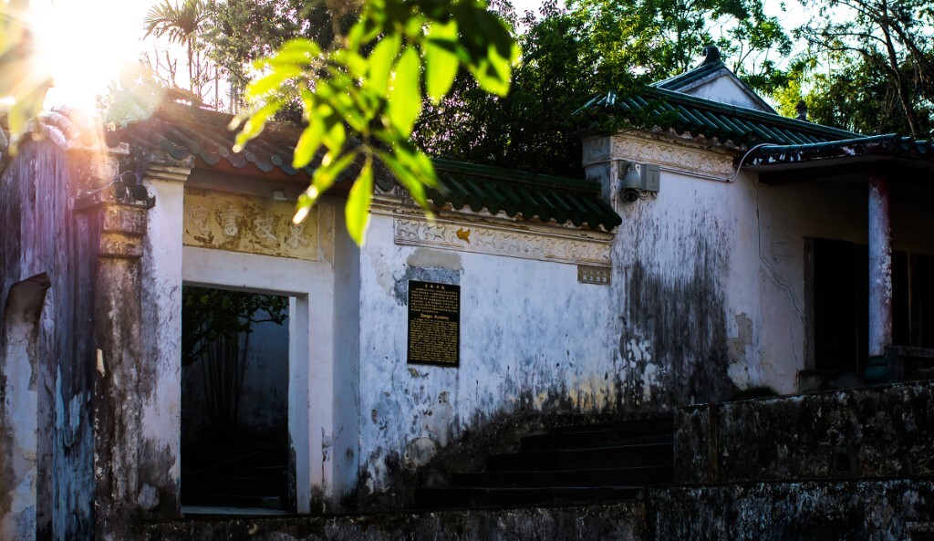 海南湿度高，阳光强，风化作用强烈。因此很多建筑都侵蚀明显，别成一景。