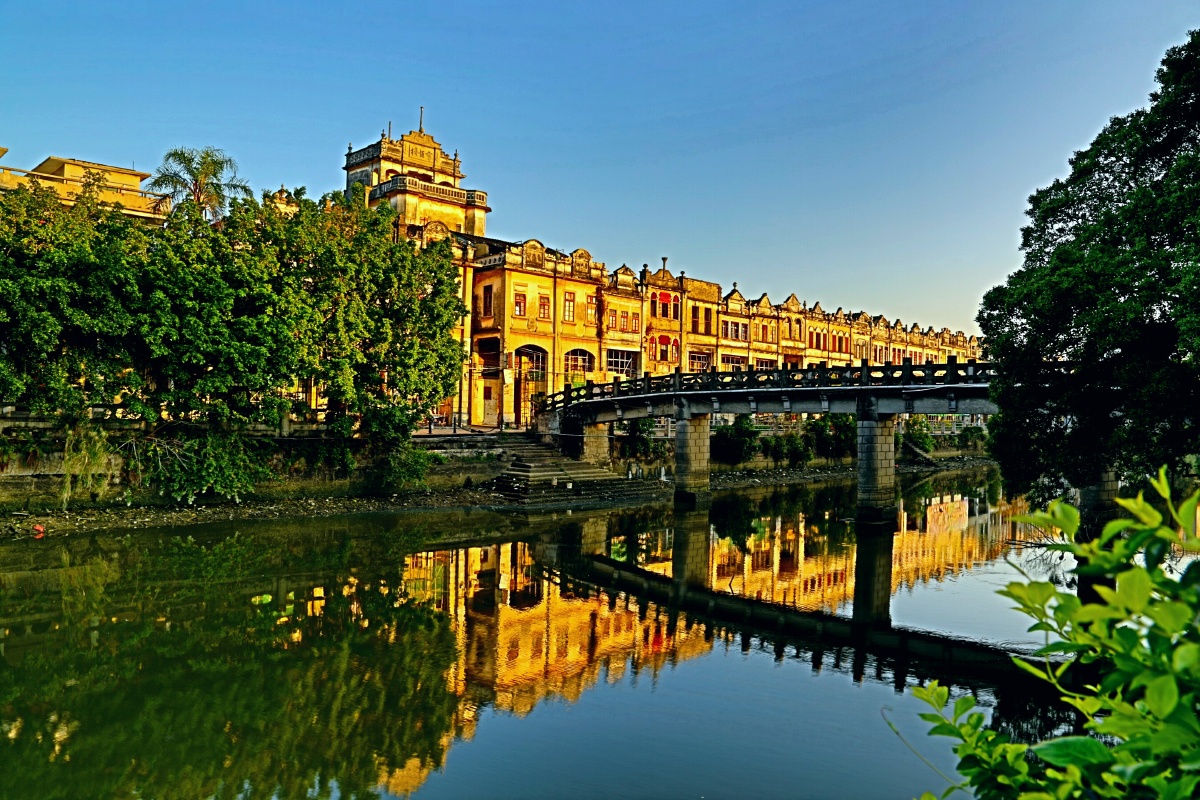 开平市不仅仅只有碉楼,那里还有一座赤坎旧镇,风景宜人,值得游人顿足