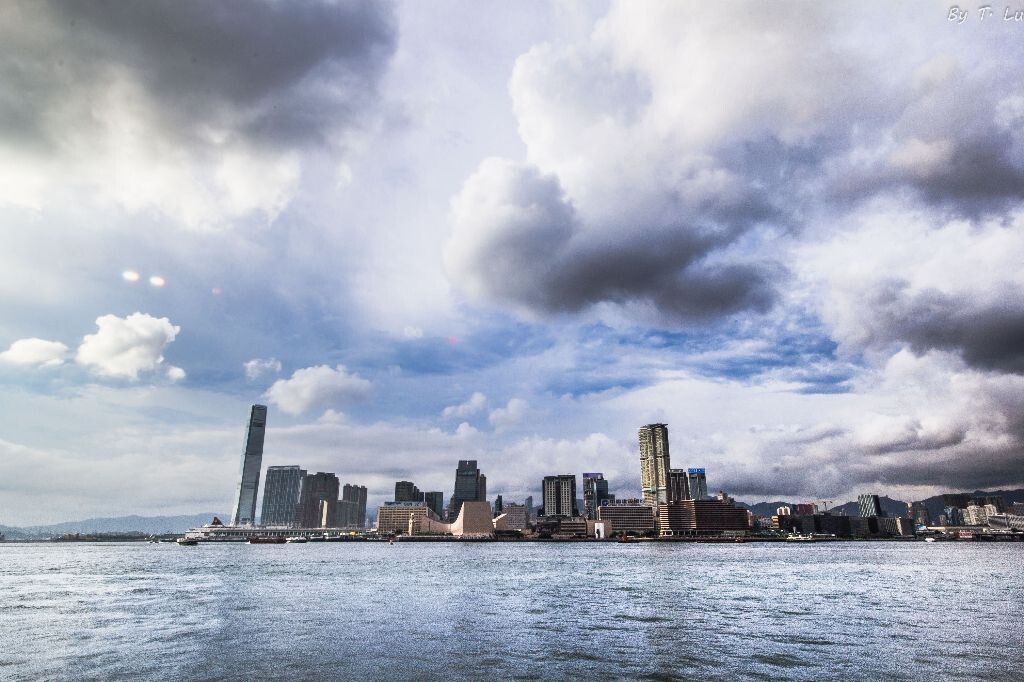 Kowloon at Sea<br />
