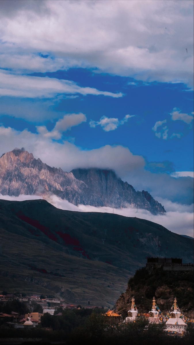 雪山下的白塔青藏高原四川甘孜州